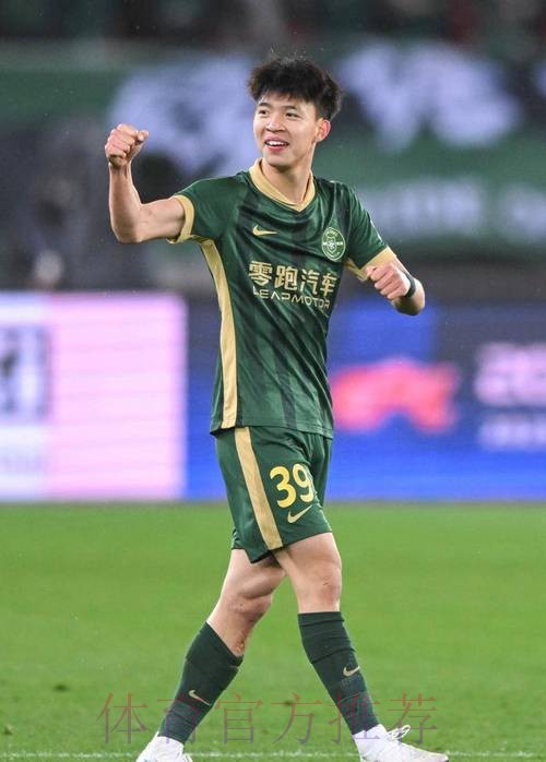 王钰栋开出前场任意球，彭啸禁区内劲射破门！比分变为1比0！